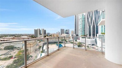 851 NE 1st Ave in Miami, FL - Foto de edificio - Building Photo