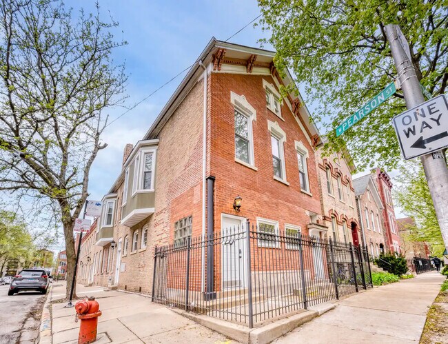 property at 846 N Hermitage Ave