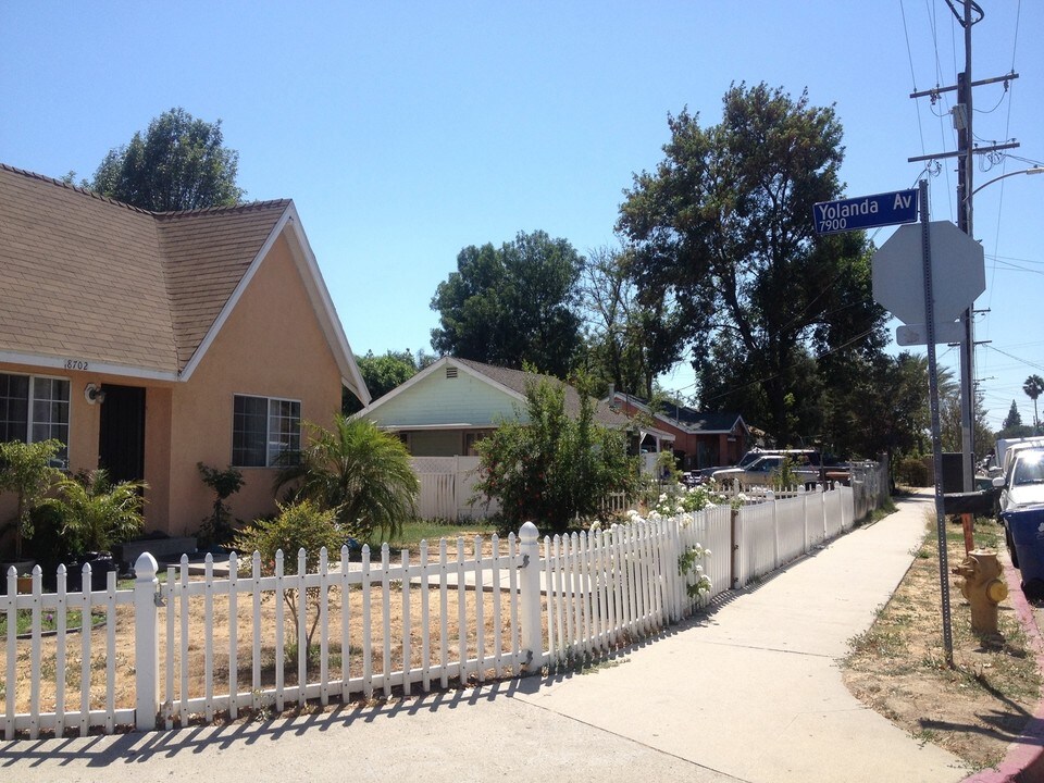18702 Strathern St in Reseda, CA - Building Photo