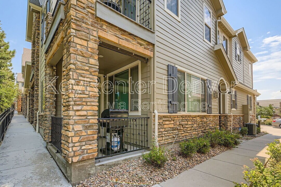 8951 E Phillips Dr in Centennial, CO - Building Photo