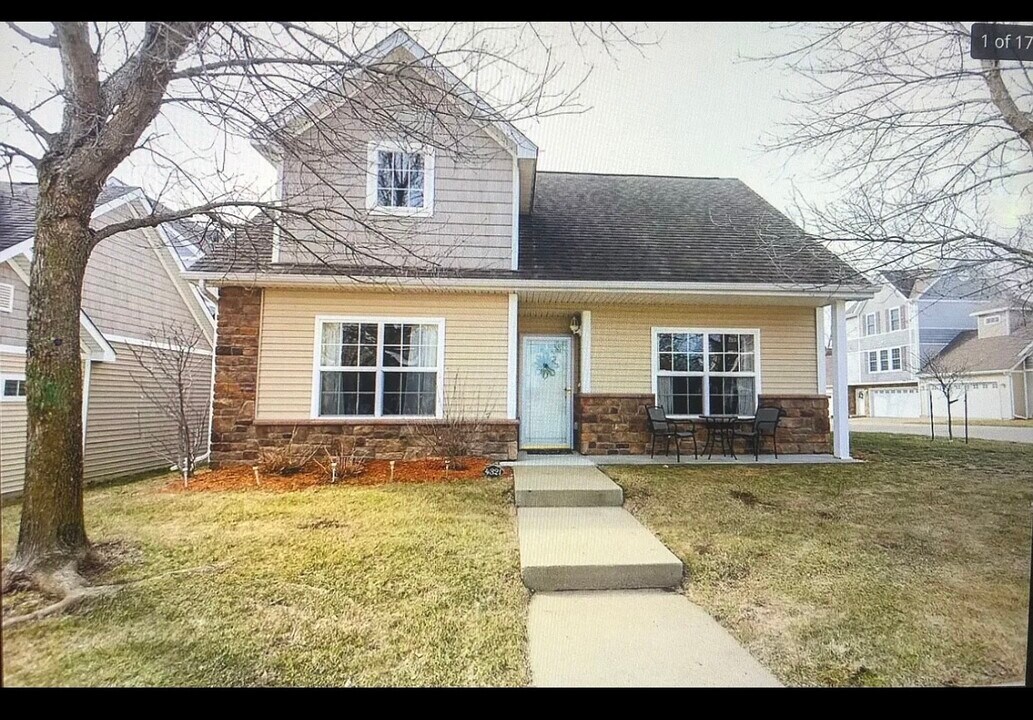 4321 153rd St in Urbandale, IA - Foto de edificio