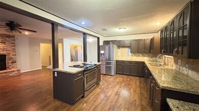 13914 Oakwood Ln in Sugar Land, TX - Foto de edificio - Building Photo