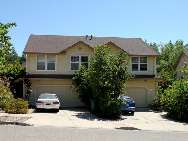 3210 Nielsen Ct in Santa Rosa, CA - Foto de edificio - Building Photo