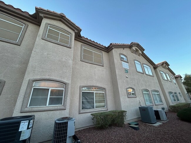 5415 W Harmon Ave in Las Vegas, NV - Foto de edificio - Building Photo