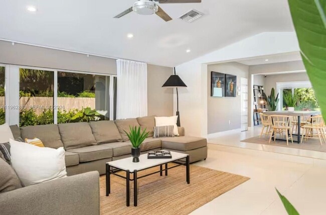 1019 NE 115th St in Biscayne Park, FL - Foto de edificio - Building Photo