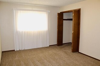 1408 E 27th Ave in Hutchinson, KS - Building Photo - Building Photo