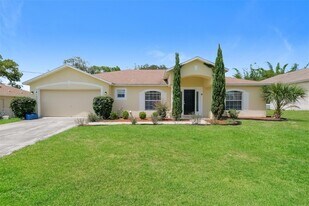 14137 Kingmont St, Unit Apt 105 in Spring Hill, FL - Building Photo