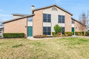 352 W Harwood Rd in Hurst, TX - Building Photo