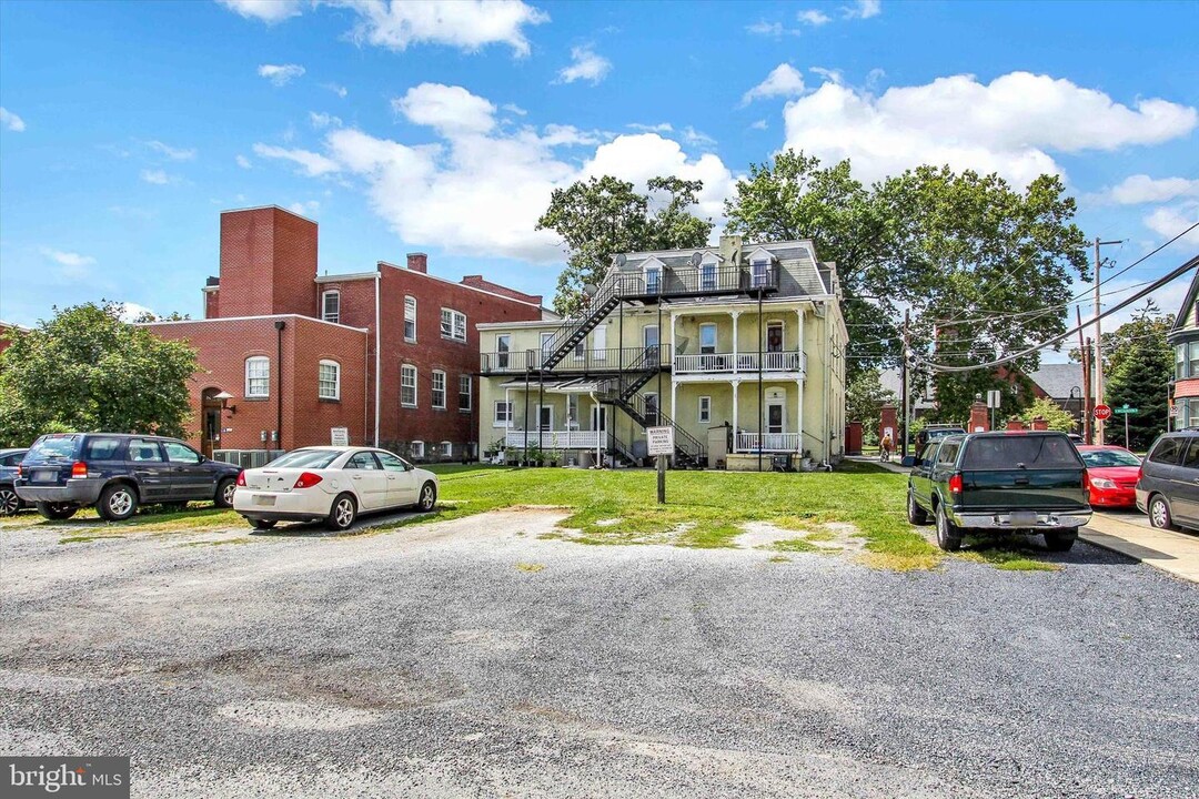 163 N Washington St, Unit 2nd in Gettysburg, PA - Building Photo