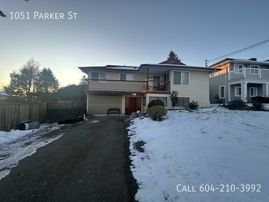 1051 Parker St in White Rock, BC - Building Photo