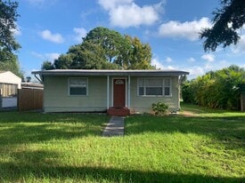 5721 17th Ave S in Gulfport, FL - Building Photo