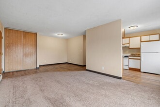 Clark Place Apartments & Townhomes in South St. Paul, MN - Building Photo - Building Photo