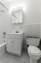 219 E 76th St in New York, NY - Building Photo - Building Photo