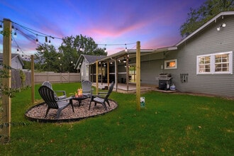 327 W Texas St in Sherman, TX - Building Photo - Building Photo