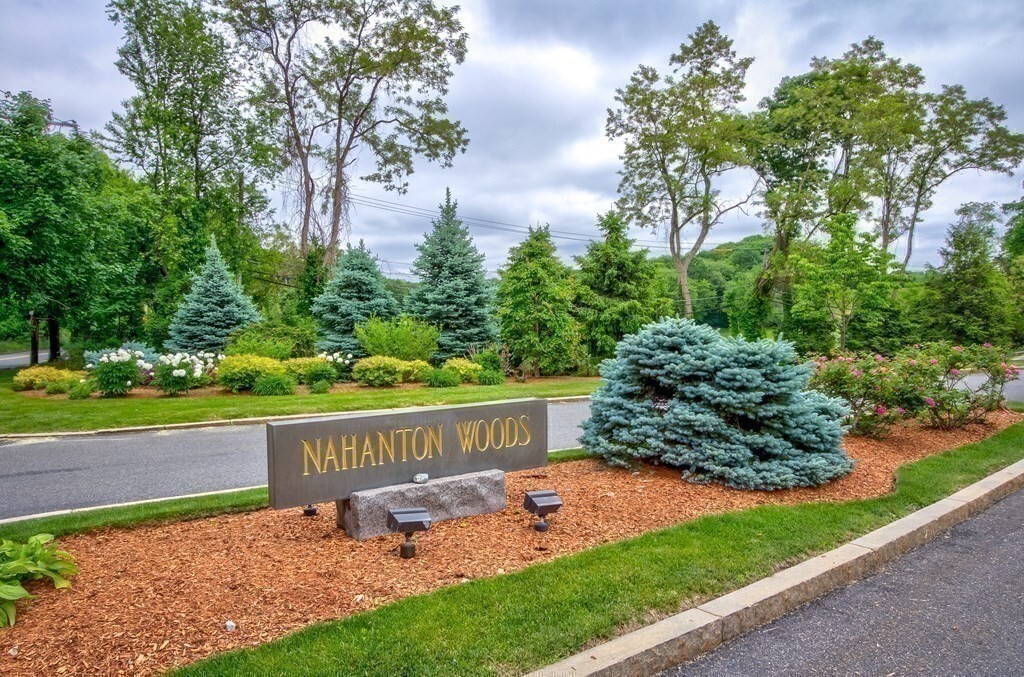 210 Nahanton in Newton, MA - Foto de edificio