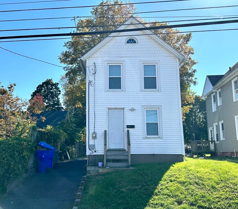 124 High St in Enfield, CT - Building Photo