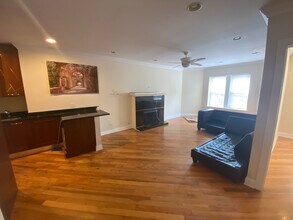 2241 W Morse Ave, Unit 2 in Chicago, IL - Foto de edificio - Building Photo