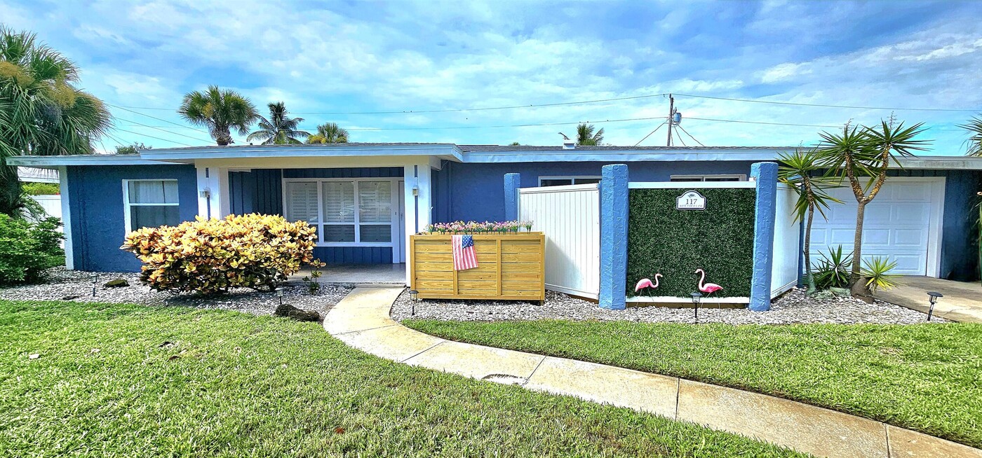 117 W Pasco Ln in Cocoa Beach, FL - Building Photo