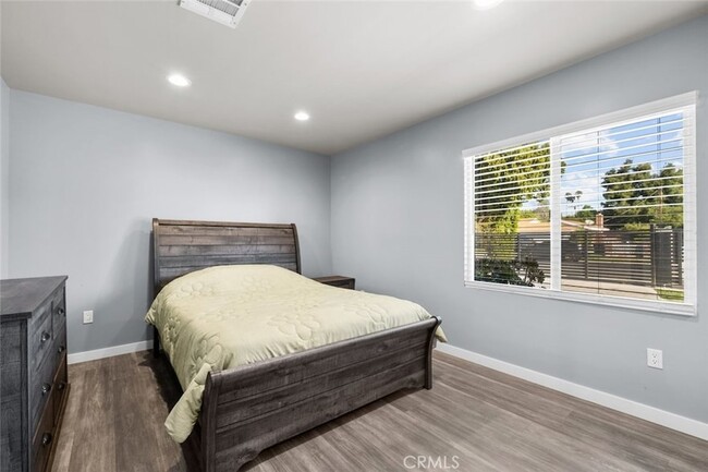 16334 Community St, Unit B-B24 in Los Angeles, CA - Building Photo - Building Photo