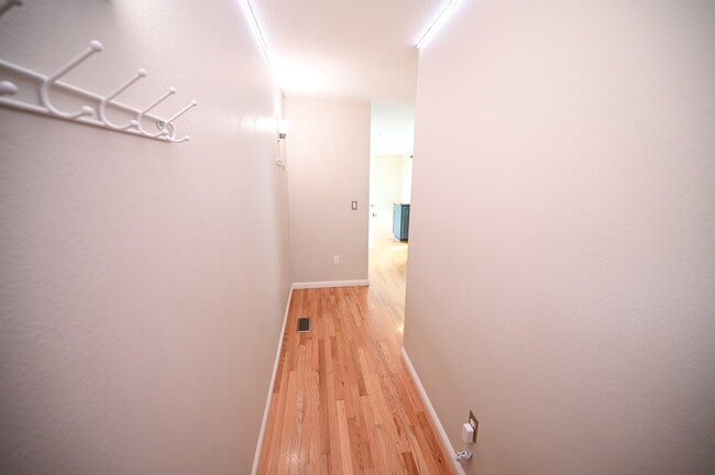 9216 N Charleston Ave in Portland, OR - Building Photo - Building Photo