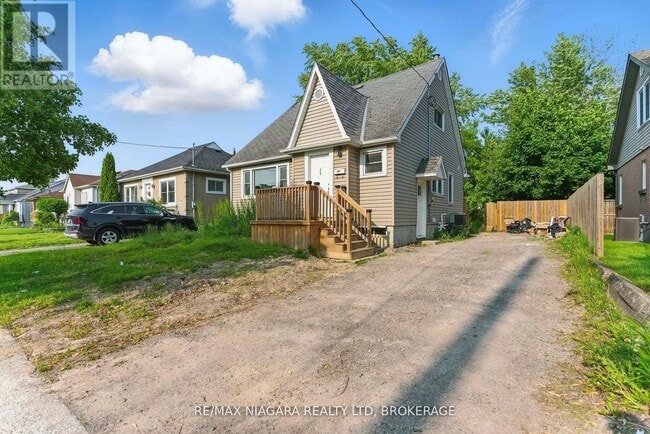property at 290 Scholfield Ave S