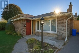 1380 Sarcee St in Oshawa, ON - Building Photo