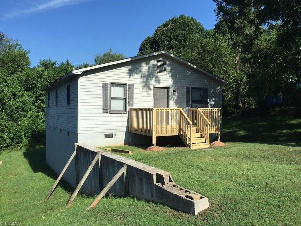 242 Fairview Dr in Lexington, NC - Building Photo