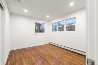 10 Overbrook St in Riverhead, NY - Building Photo - Building Photo