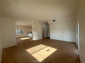 13507 Cantara St in Los Angeles, CA - Building Photo - Building Photo