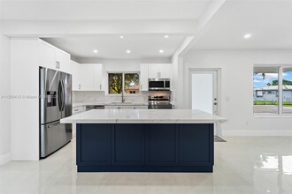 555 SW 51st Ave in Coral Gables, FL - Foto de edificio - Building Photo