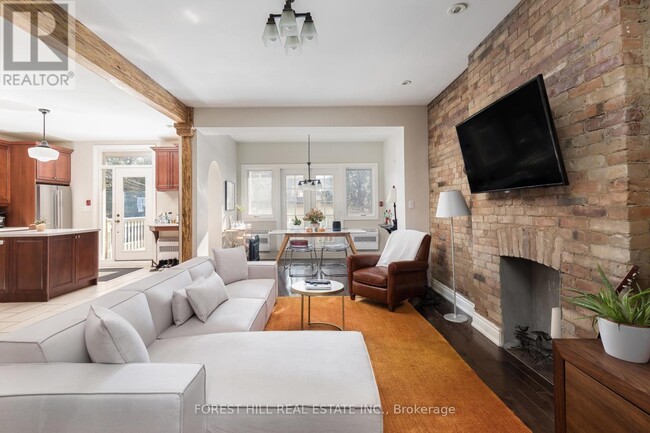 105-105 Balmoral Ave