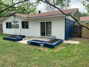 2410 Audubon Pl, Unit B in Austin, TX - Foto de edificio - Building Photo