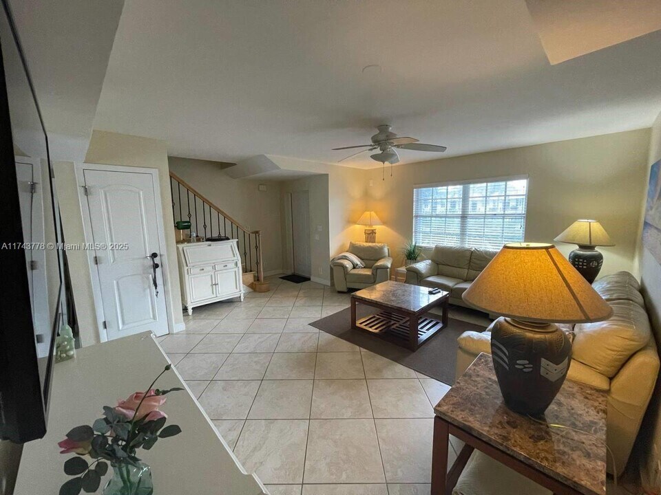 347 Virginia St in Hollywood, FL - Building Photo