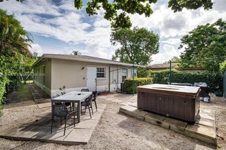 252 NW 40th St in Miami, FL - Building Photo - Building Photo