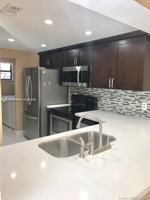1001 NW 124th Ave in Pembroke Pines, FL - Building Photo - Building Photo