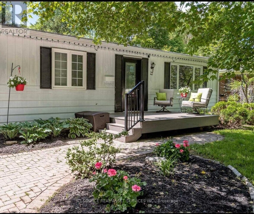 22-22 Garrett Dr in Georgina, ON - Building Photo
