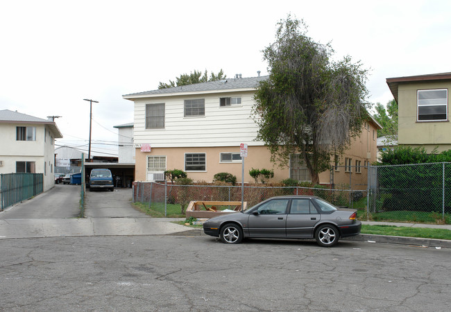 7915 Kester Ave in Panorama City, CA - Building Photo - Building Photo