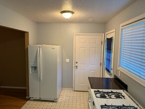 17609 SE Stark St in Portland, OR - Building Photo - Building Photo