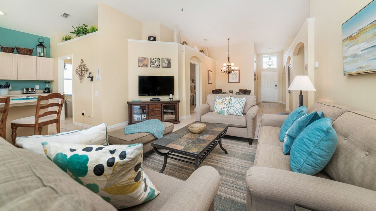 8137 Sun Palm Dr in Kissimmee, FL - Building Photo