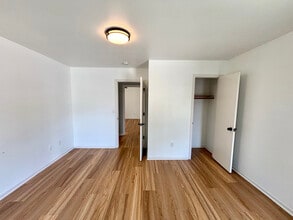 2343 N Oakland Ave in Milwaukee, WI - Building Photo - Building Photo