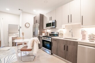 3934 14th St NW, Unit B in Washington, DC - Building Photo - Building Photo