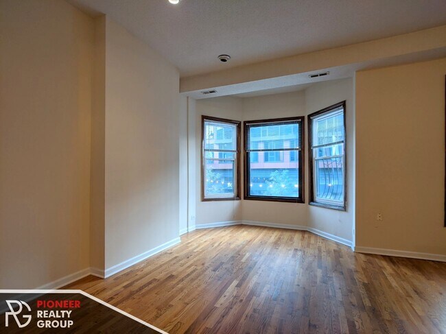 2519 N Lincoln Ave, Unit 2525-D2 in Chicago, IL - Building Photo - Building Photo