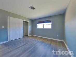 4167 Pompano Rd in Venice, FL - Foto de edificio - Building Photo