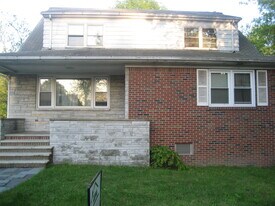 822 Kingsland Ln, Unit 1 in Fort Lee, NJ - Building Photo