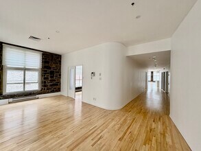36 Saint-Paul Rue E in Montréal, QC - Building Photo - Building Photo