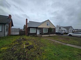 621 NE Alameda Ave in Roseburg, OR - Building Photo