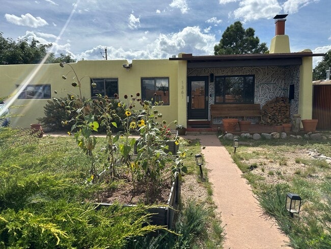 1361 Santa Rosa Dr in Santa Fe, NM - Foto de edificio - Building Photo
