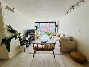 1450 Brickell Bay Dr in Miami, FL - Building Photo - Building Photo