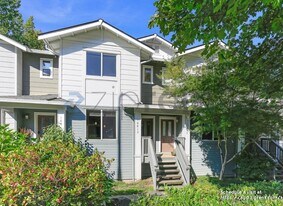 10813 124th Ave NE in Kirkland, WA - Building Photo