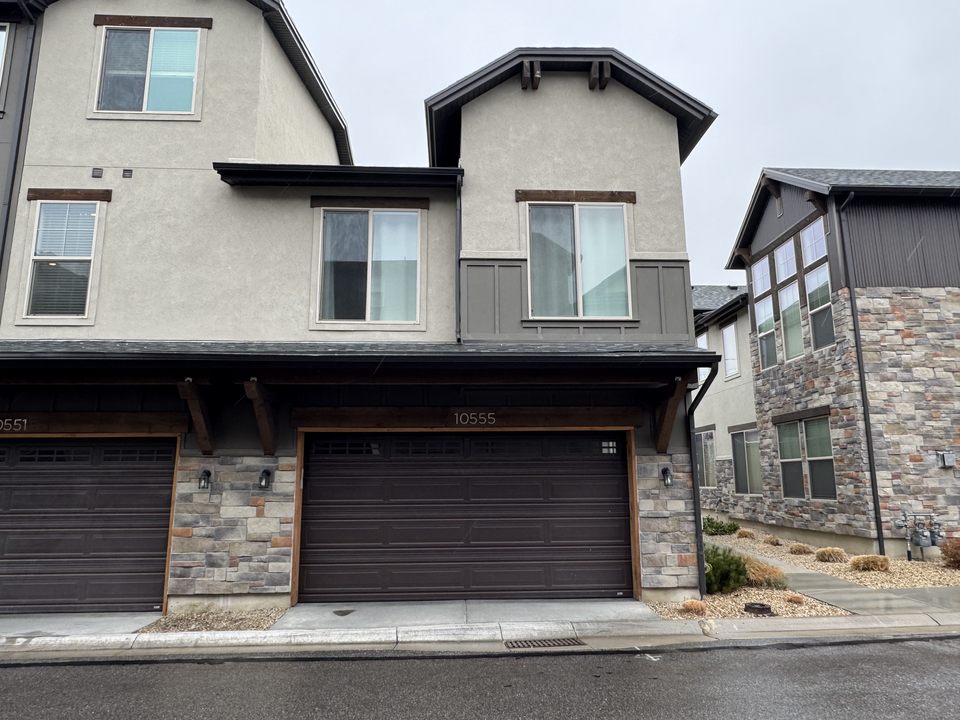 10555 S Sandy Sage Way in Sandy, UT - Building Photo